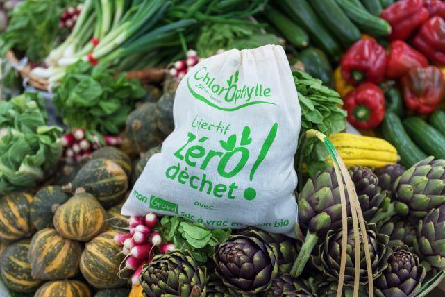 Sac en tissu zéro déchet dans un étal de légumes 