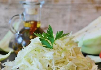 Salade de choux blancs avec assaisonnement